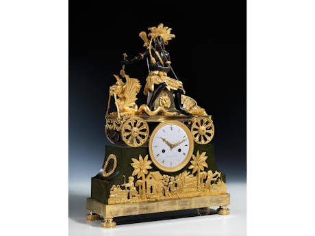 Französische Directoire-Kaminuhr in geschwärzter und vergoldeter Bronze mit figürlicher Dekoration des „Edlen Wilden“